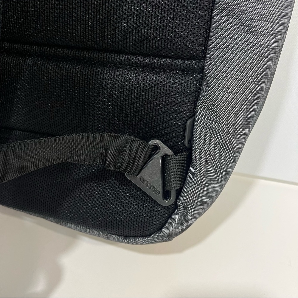 Incase City Compact Backpack for MacBook In Grey Color - New With Tag - Reemoly - Picture 13 of 14